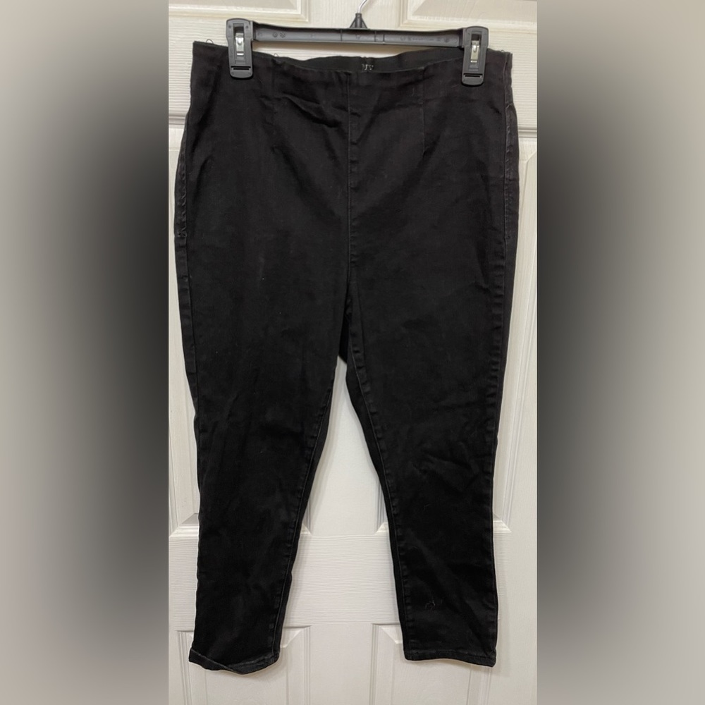 New York & Company slimming pull on ankle jeans, size L.